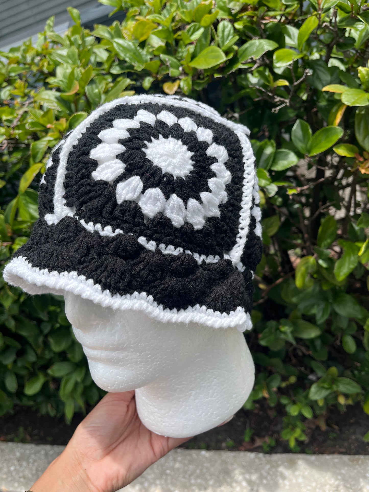 Black/White Daisy Bucket Hat