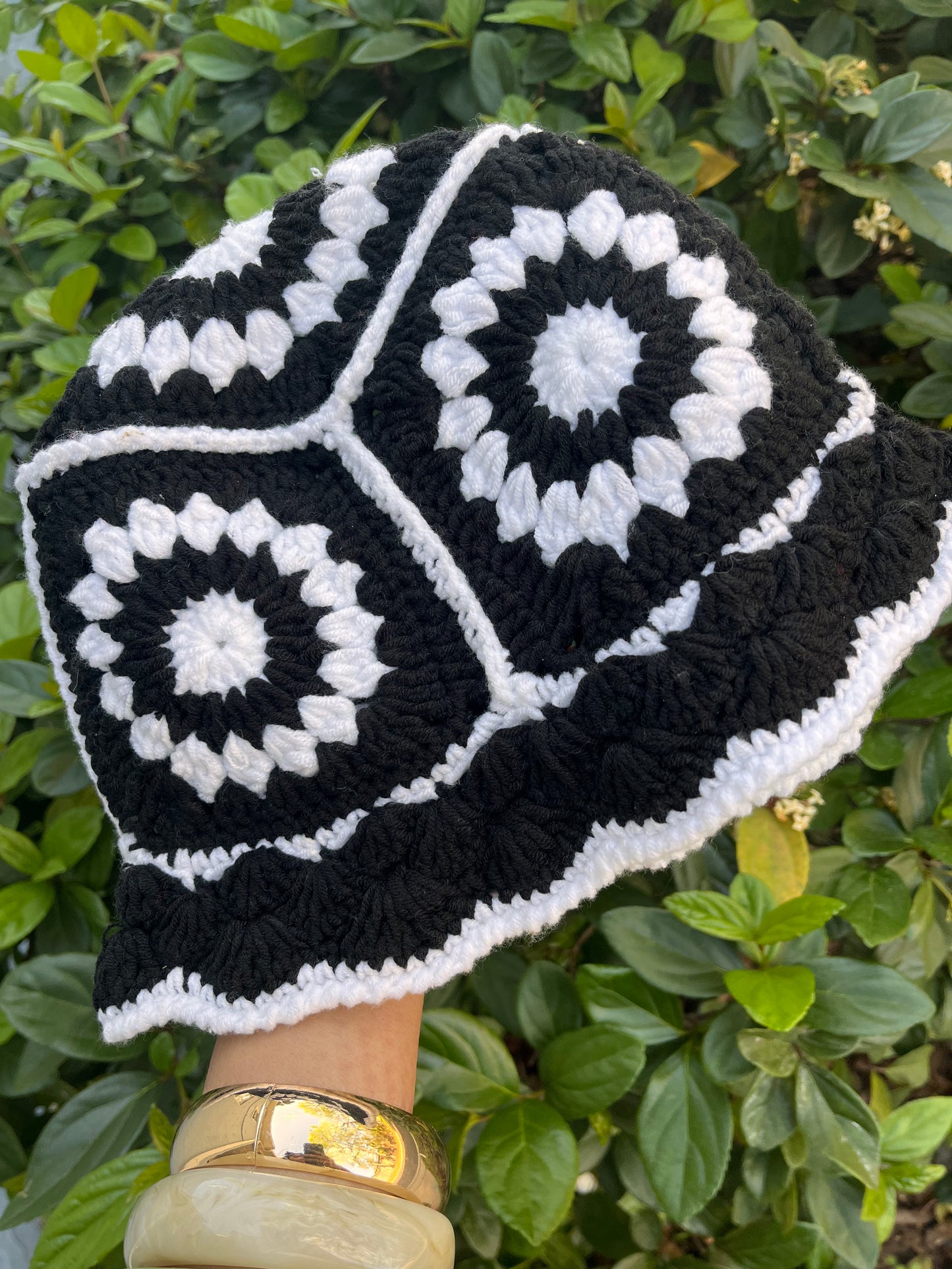 Black/White Daisy Bucket Hat