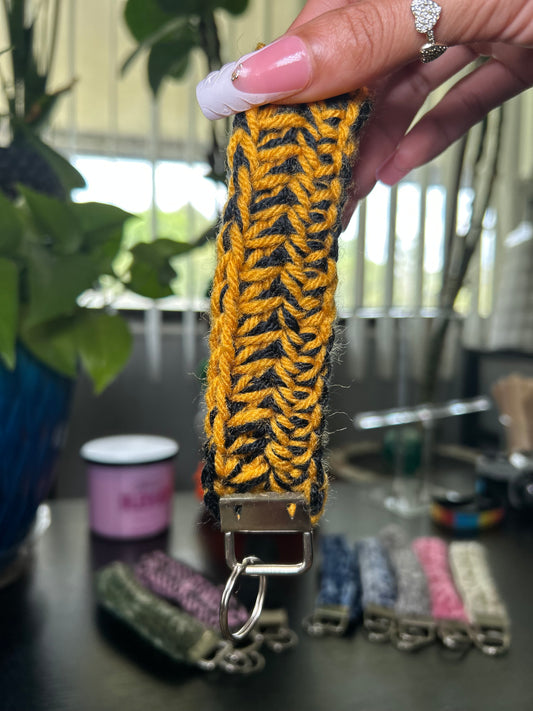 Bee (Wristlet)